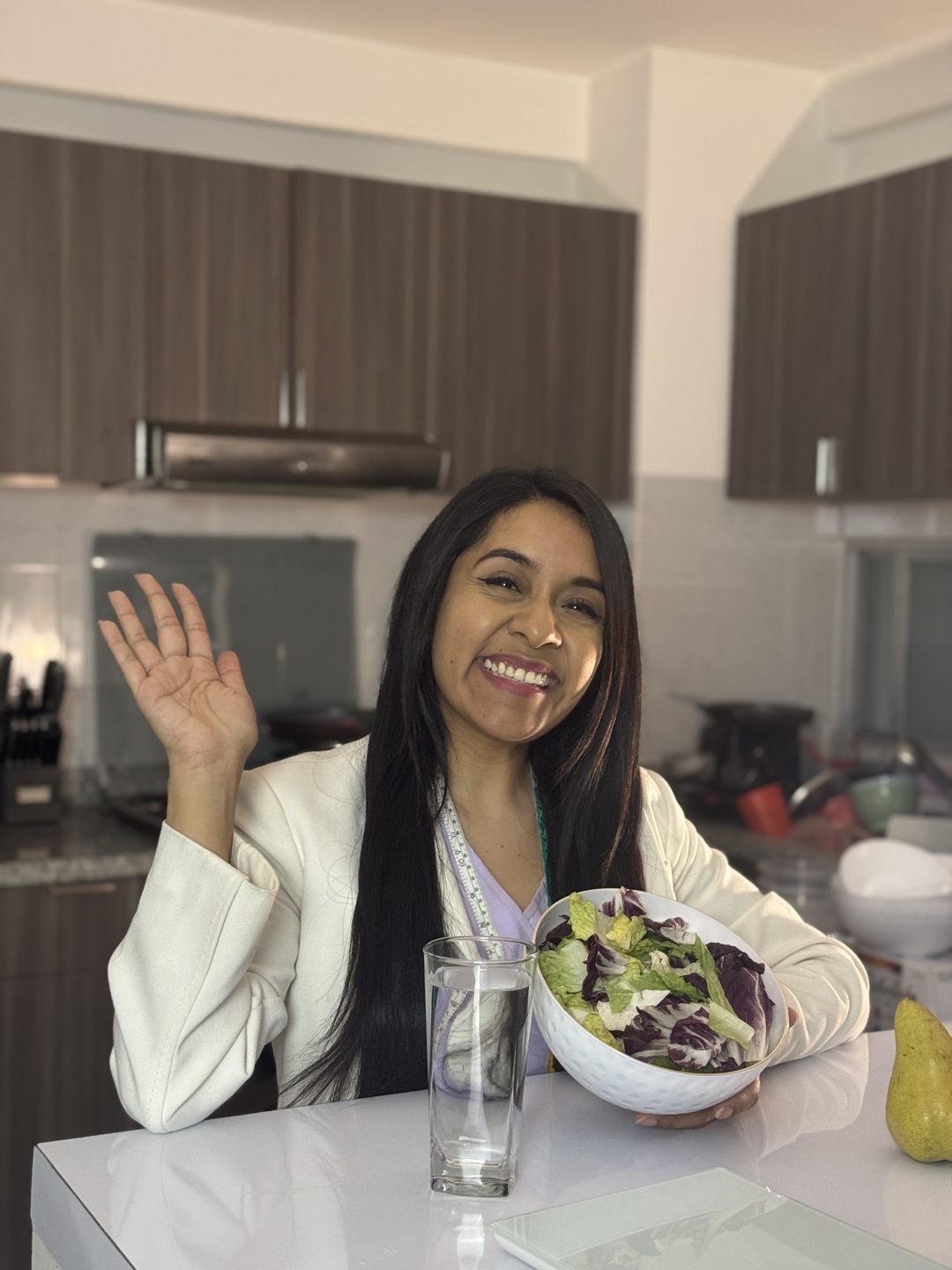 Andrea, nutrióloga, saludando en su consultorio